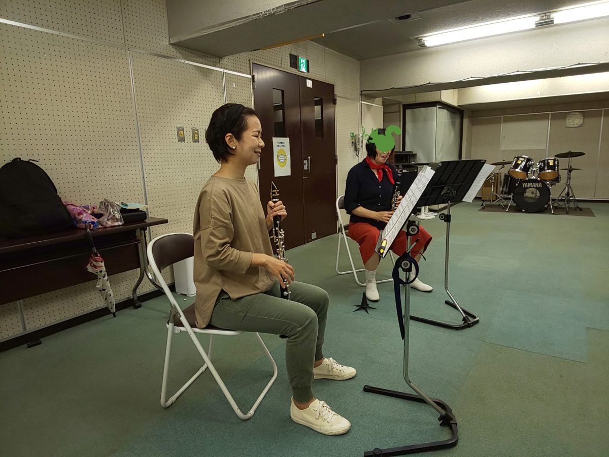 曲の合間に談笑する初級者アンサンブルメンバー