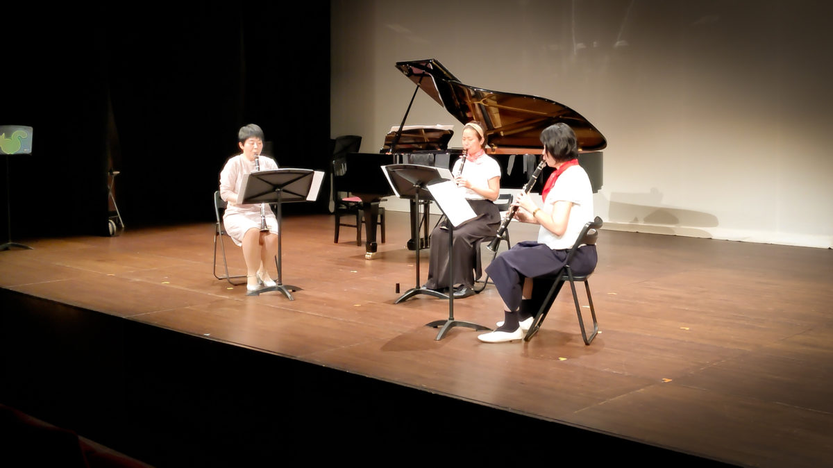 発表会で演奏する初級者アンサンブルメンバー