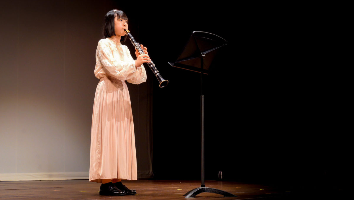 発表会でソロ演奏する生徒