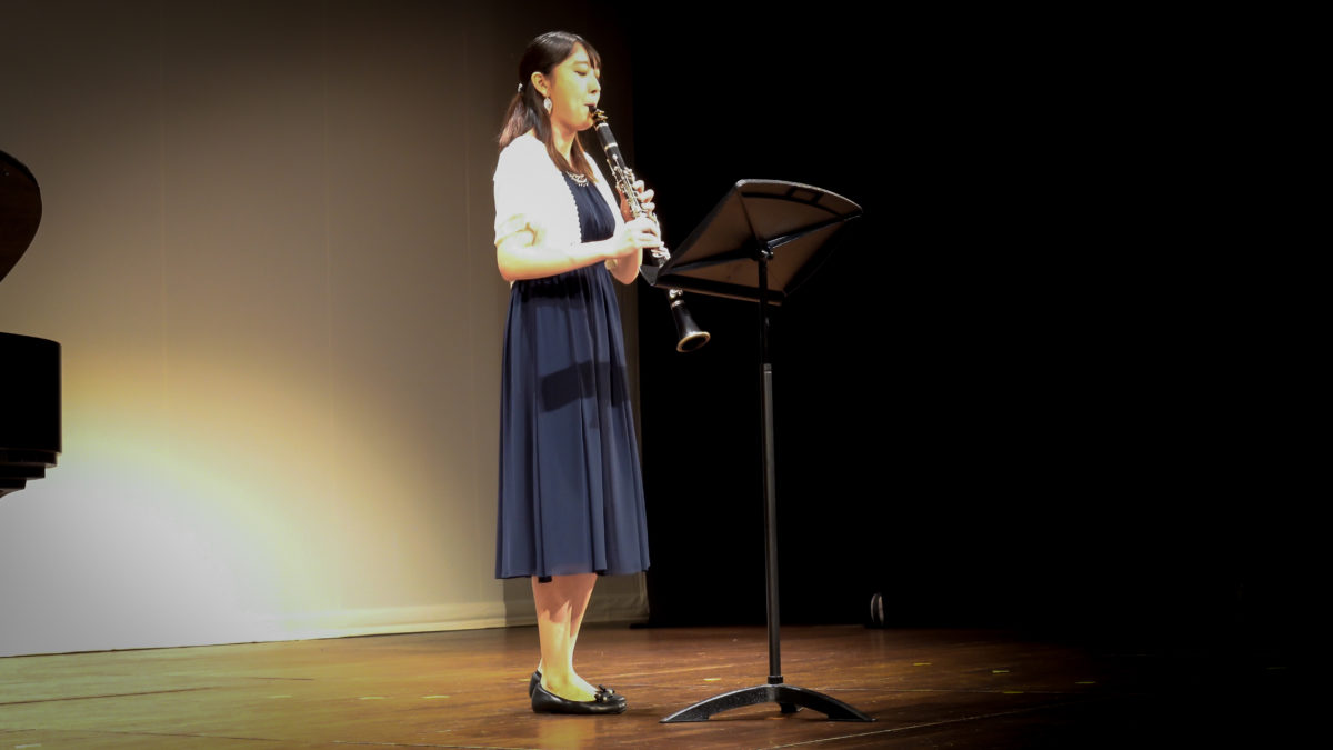 発表会でソロ演奏する生徒