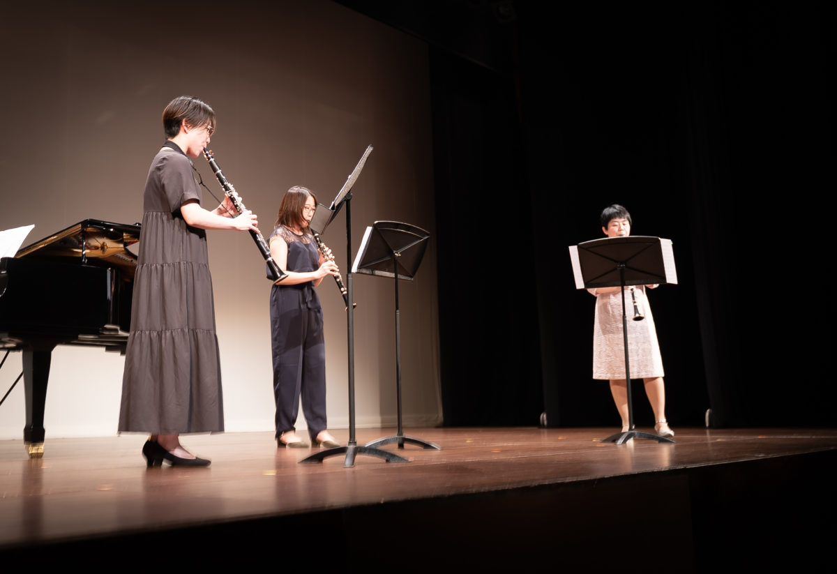 発表会でトリオ演奏する生徒達