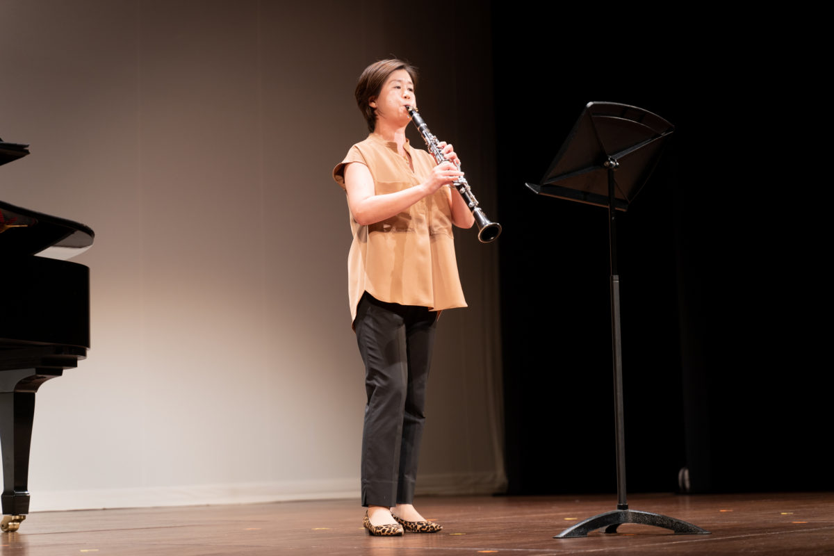 発表会でソロ演奏する生徒