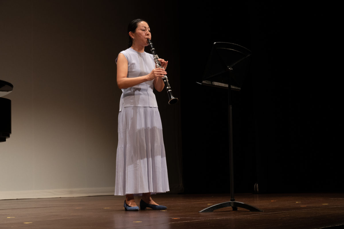発表会でソロ演奏する生徒