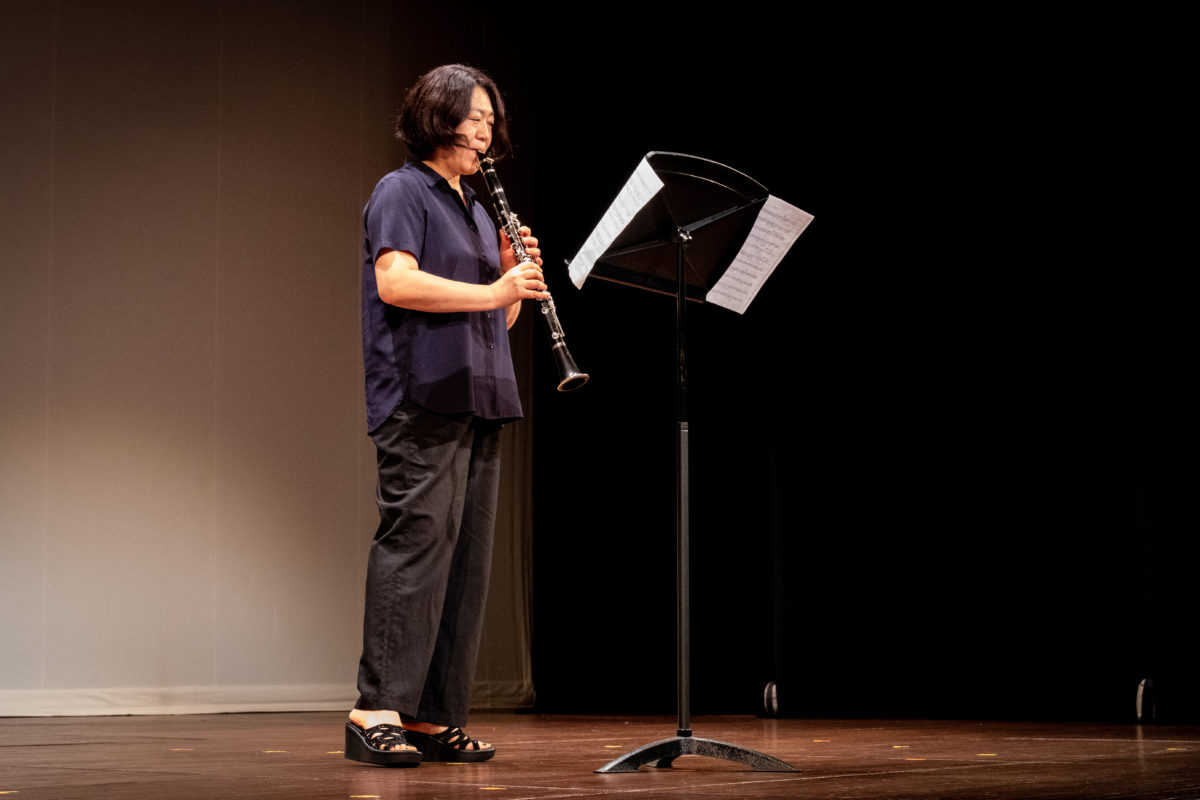 発表会でソロ演奏する生徒