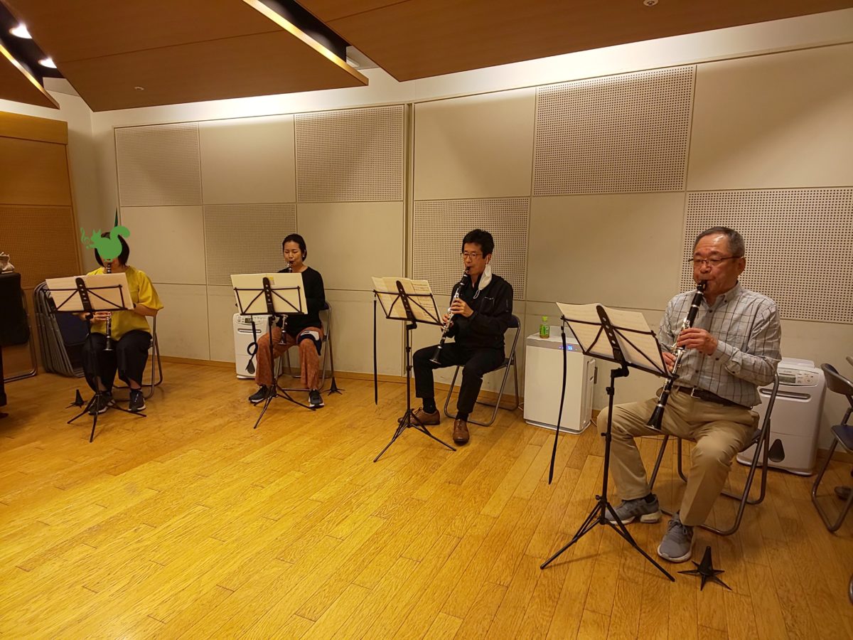 久しぶりの全員集合にちょっと緊張の面持ちで演奏する初級者アンサンブルメンバー