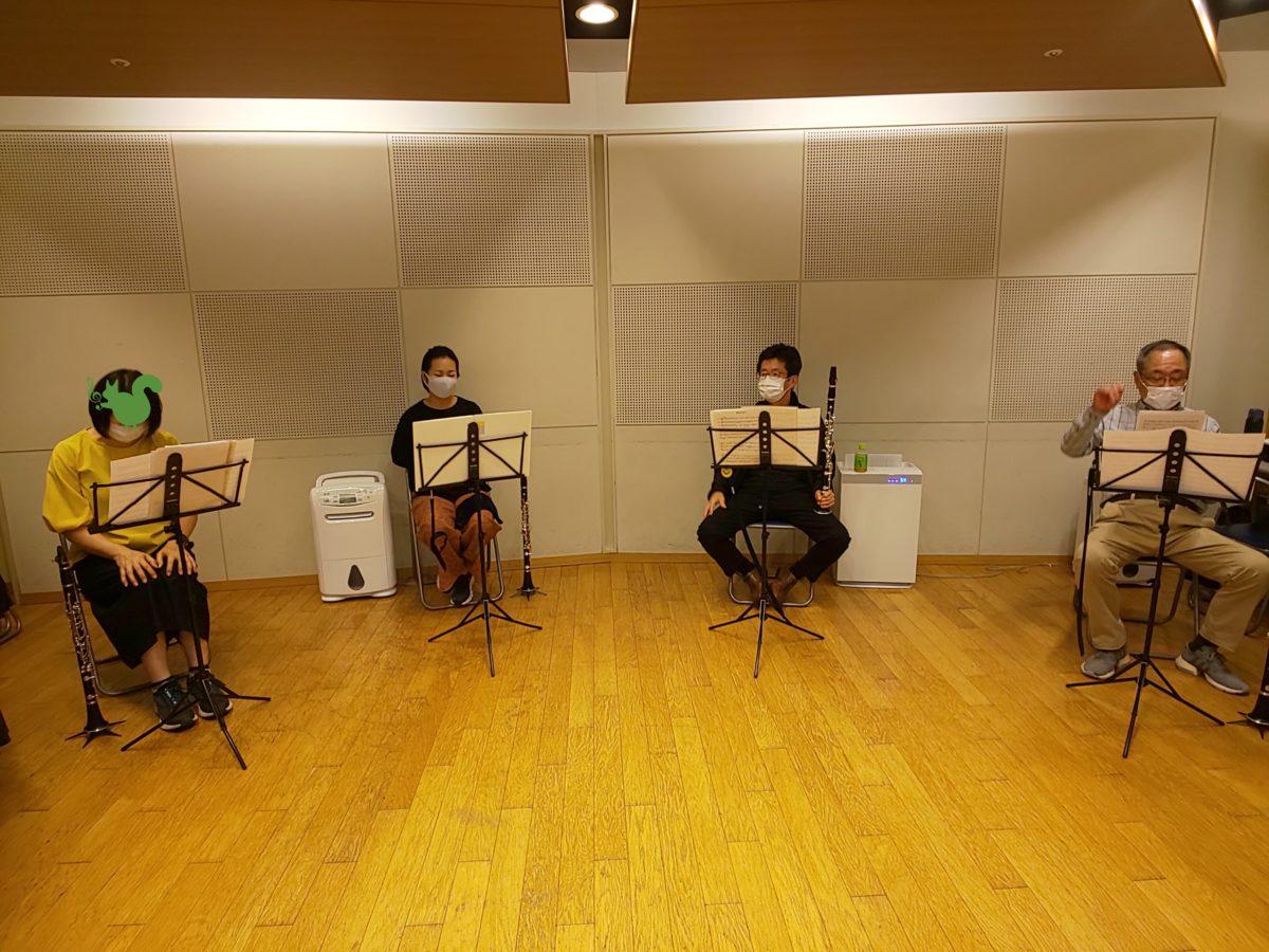 休憩中におしゃべりをする初級者ンアンサンブルメンバー