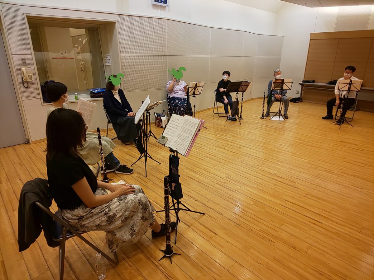休憩中に新曲について話をする中級者アンサンブルメンバー