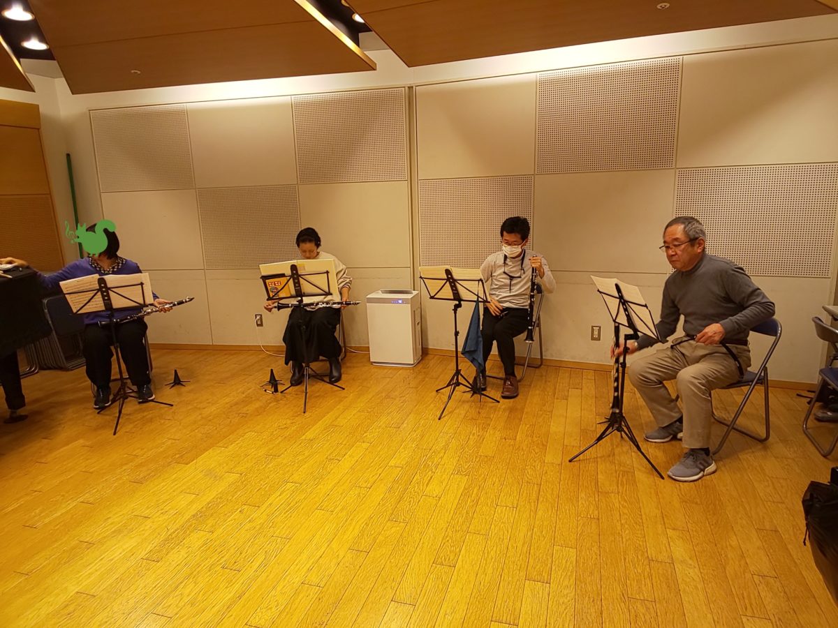 演奏の合間にすかさず掃除をする初級者アンサンブルメンバー