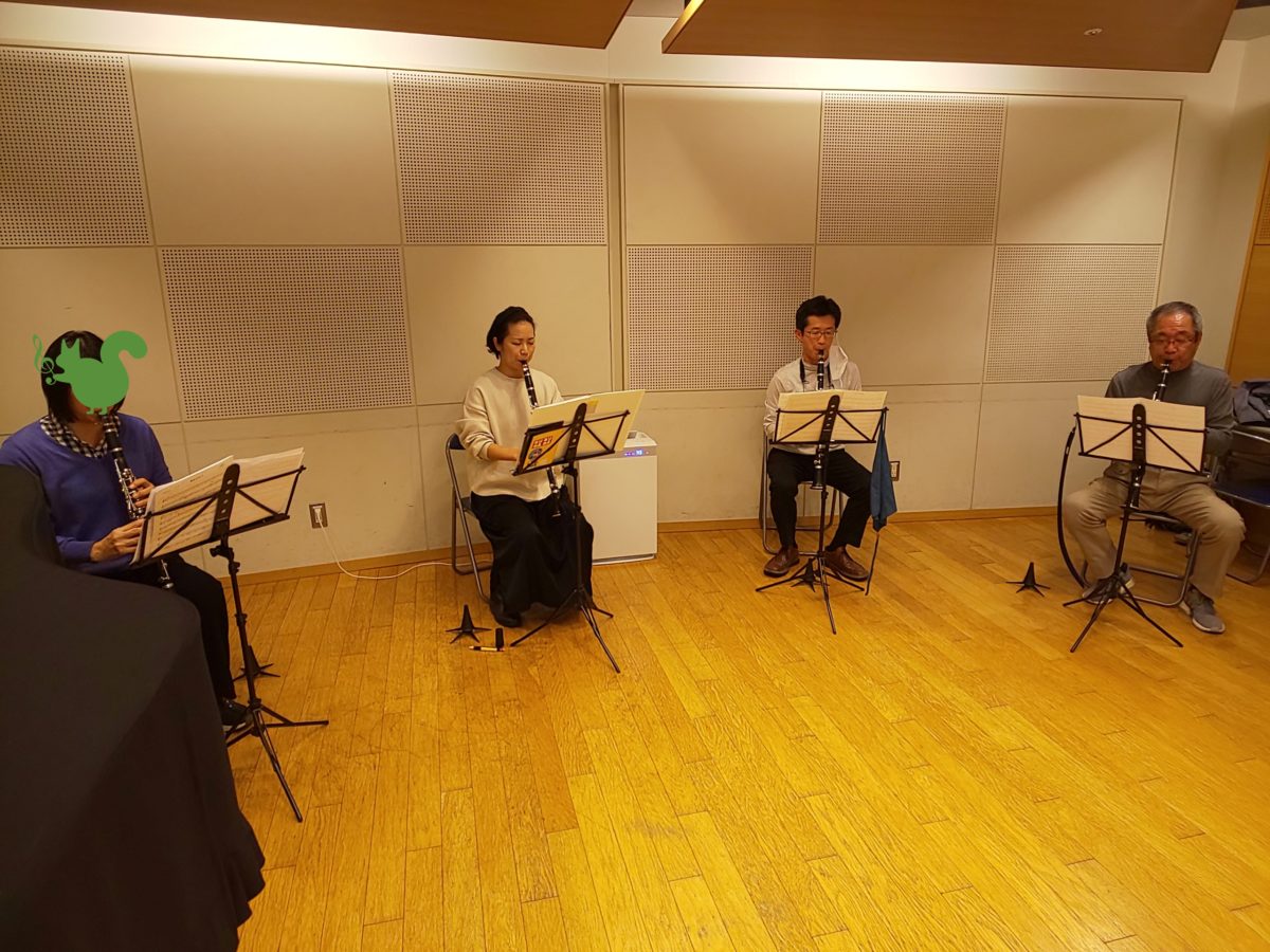 真剣に演奏する初級者アンサンブルメンバー