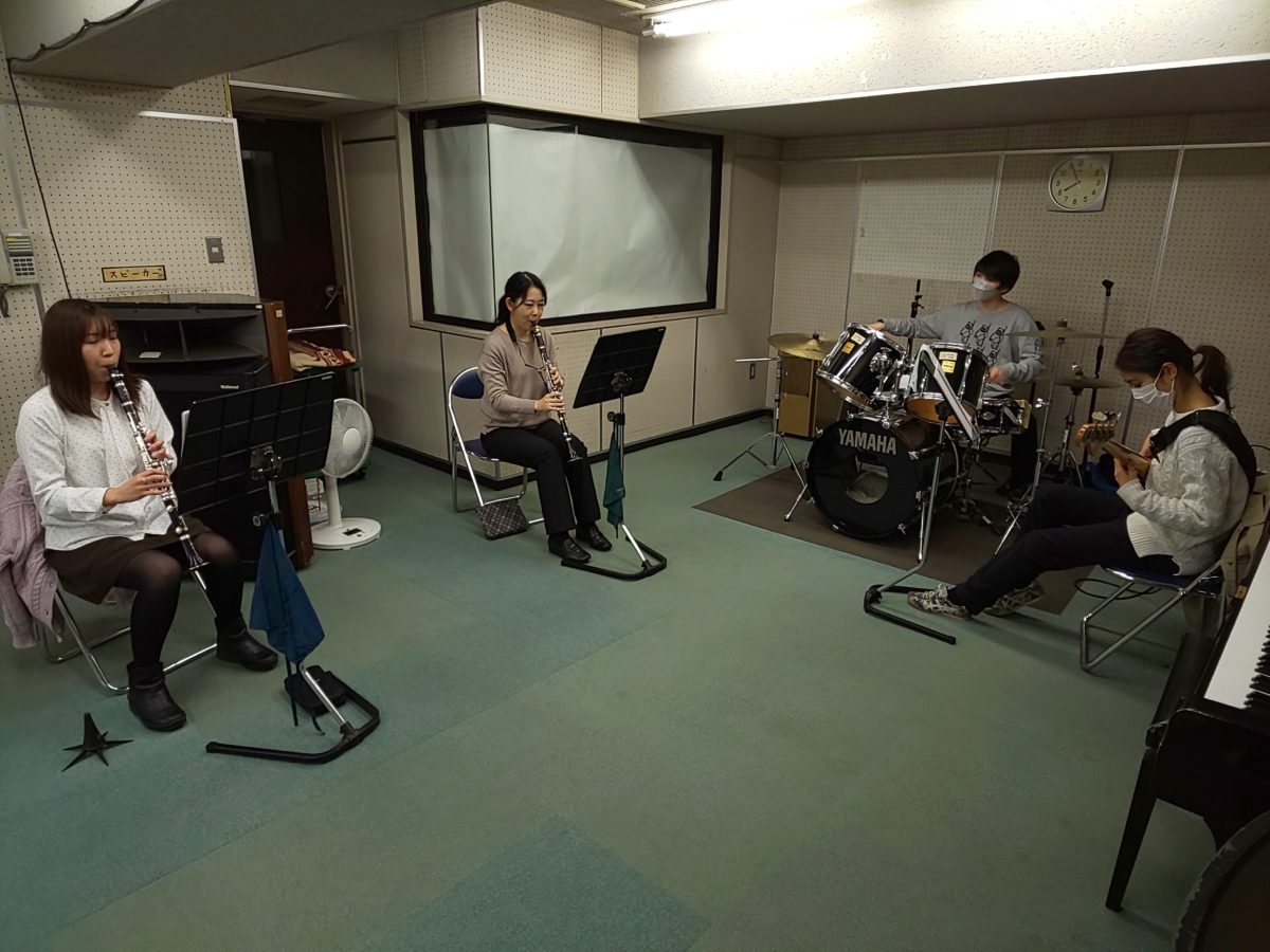 新メンバーと楽しく演奏するバンドアンサンブルメンバー