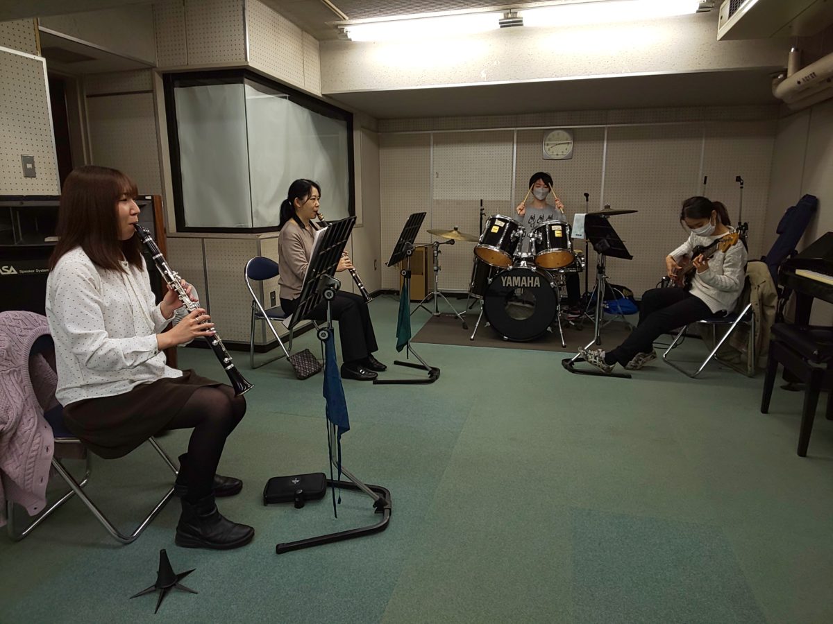 みんなで楽しく演奏するバンドアンサンブルメンバー