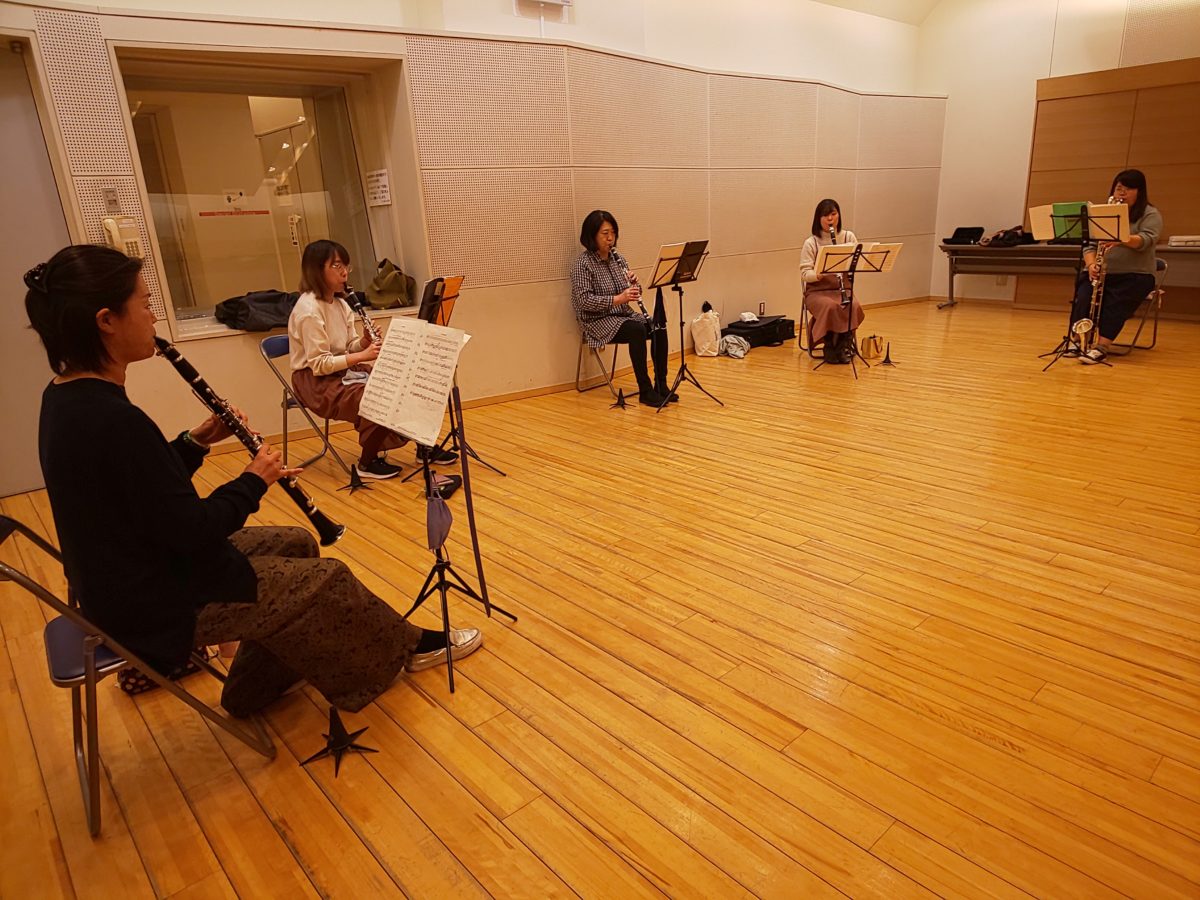集中して曲を通す上級者アンサンブルメンバー