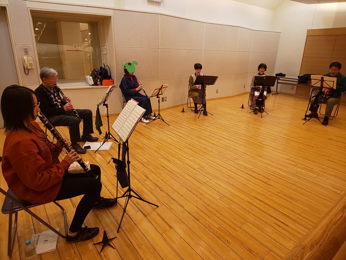 曲調を考えながら通し練習をする中級者アンサンブルメンバー