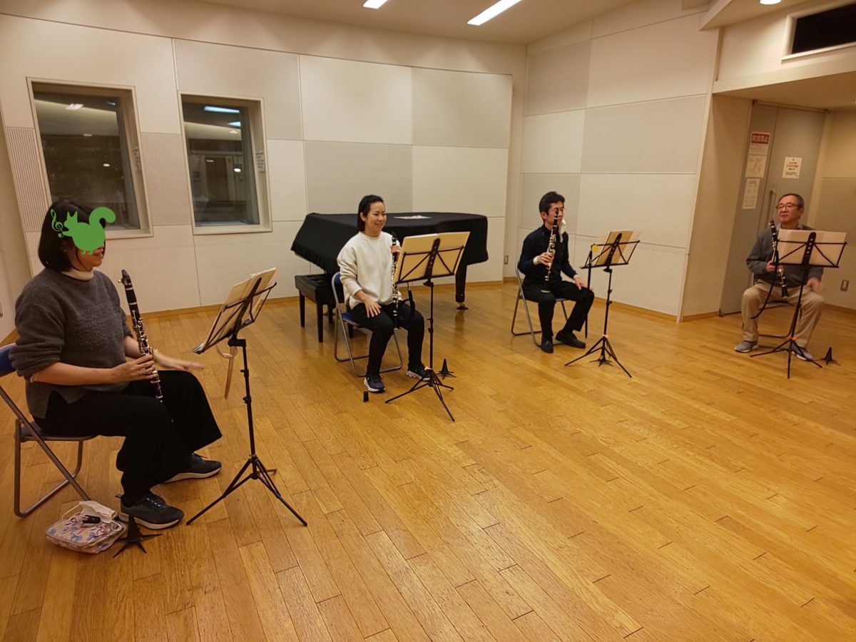 ひざを叩いてテンポ感を揃える初級者アンサンブルメンバー