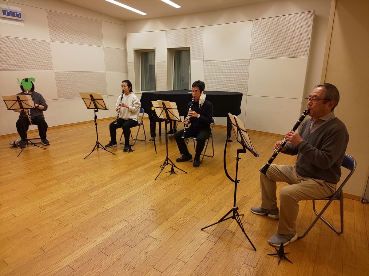 集中して曲を通す初級者アンサンブルメンバー