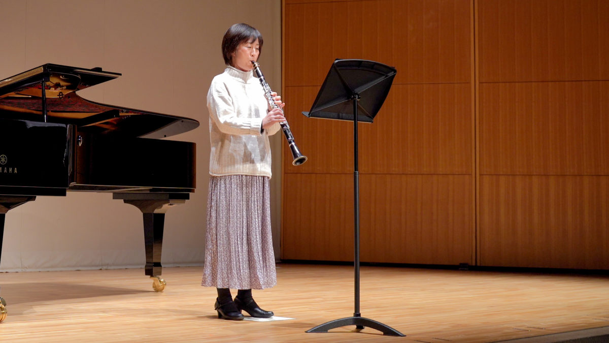 発表会でソロ演奏する生徒