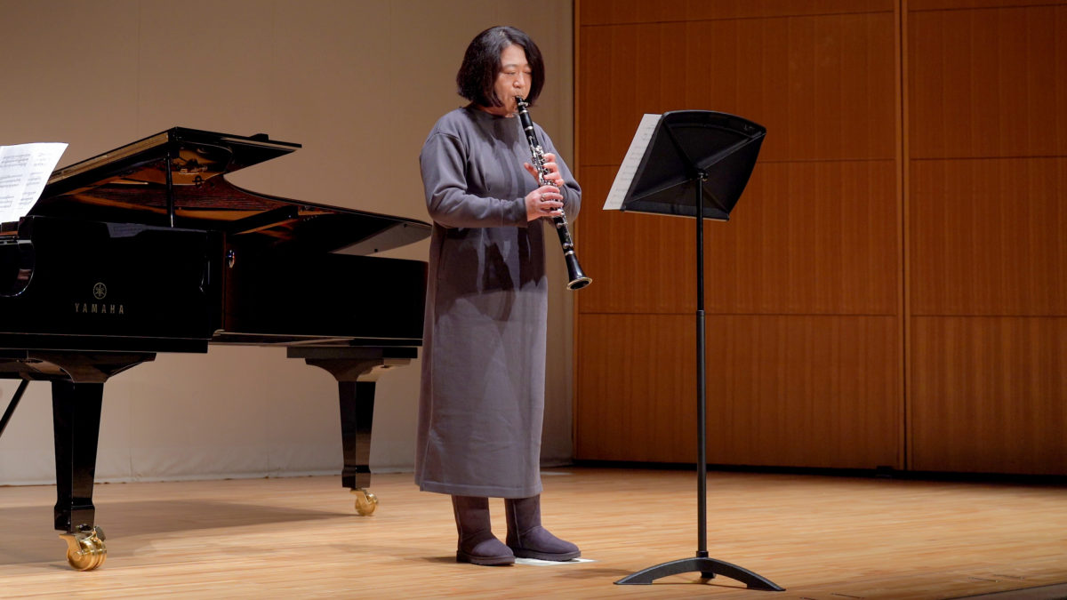 発表会でソロ演奏する生徒