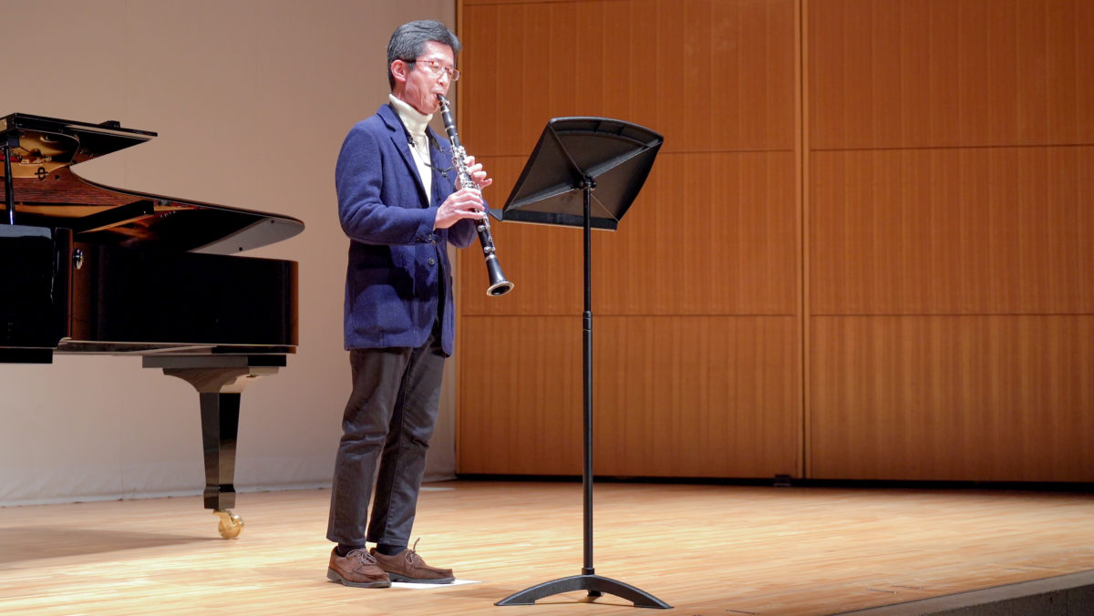 発表会でソロ演奏する生徒