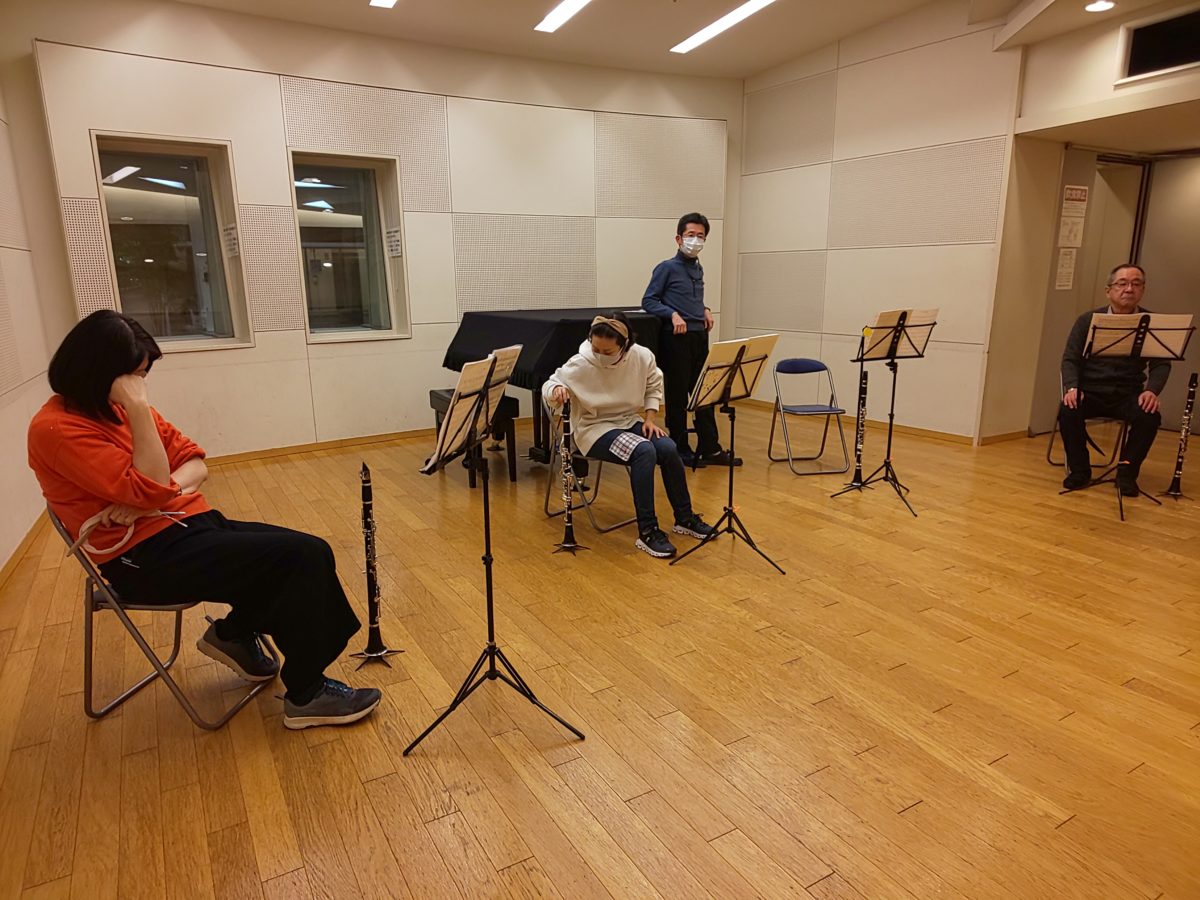本番の衣装について相談する初級者アンサンブルメンバー