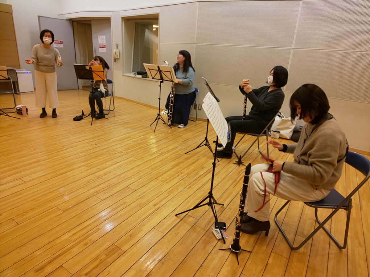 休憩中に小さい声で談笑する上級者アンサンブルメンバー