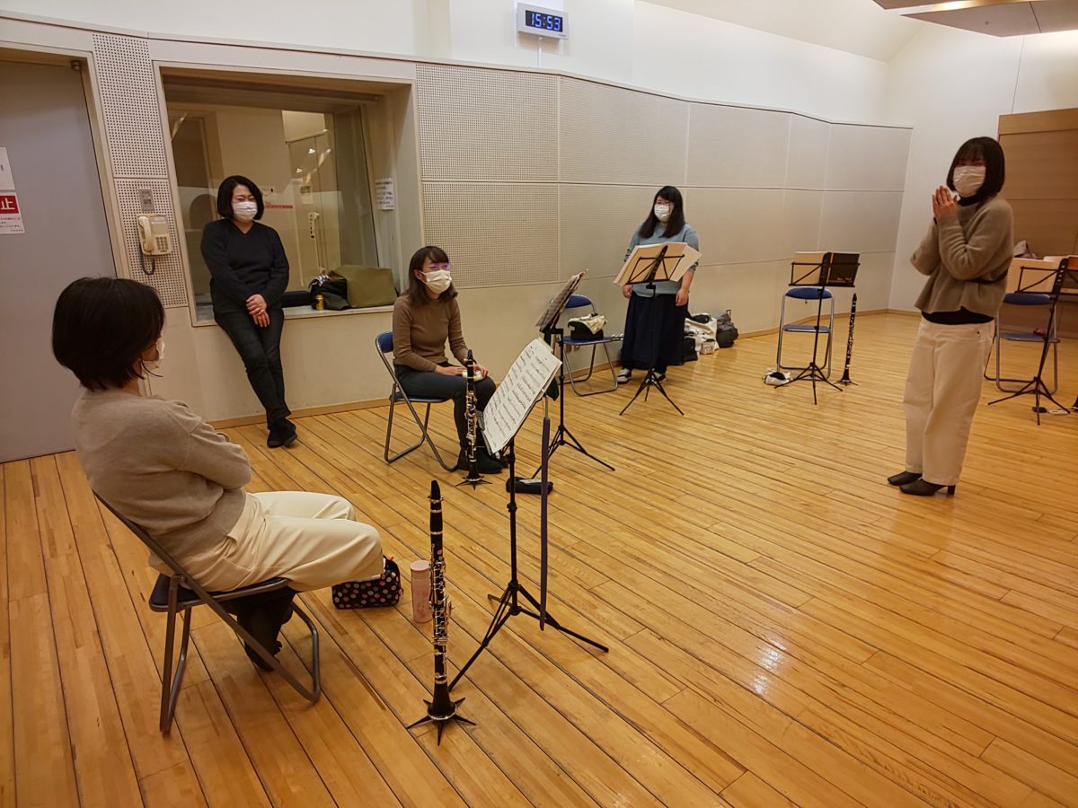アイドルのCDジャケットのような配置で本番の衣装の相談をする上級者アンサンブルメンバー