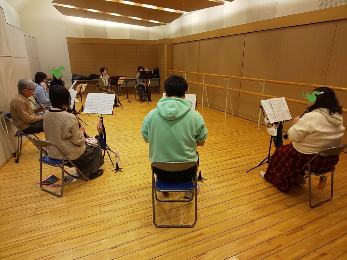 初見演奏に取り組む中級者アンサンブルメンバー