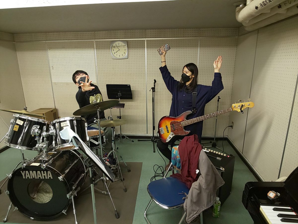 ノリノリのリズム隊の皆さん