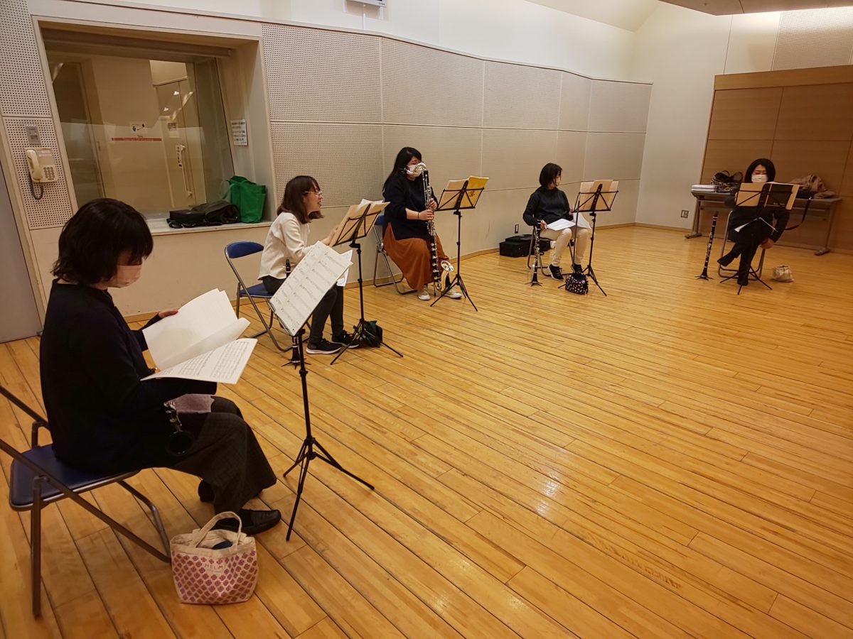 新曲の楽譜を読み込む上級者アンサンブルメンバー