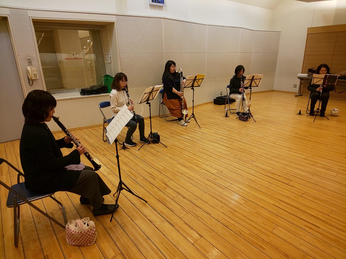 初見演奏に取り組む上級者アンサンブル