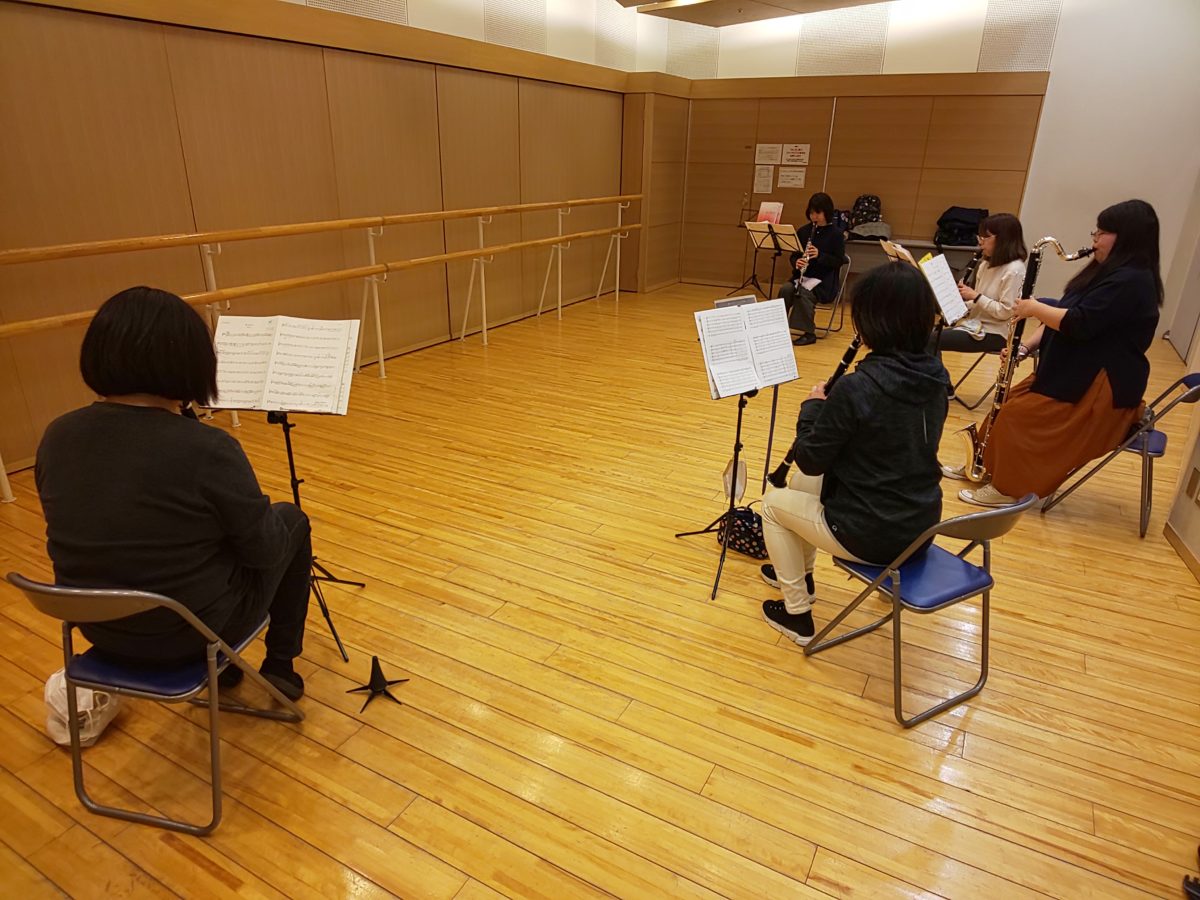 初見演奏に取り組む上級者アンサンブル