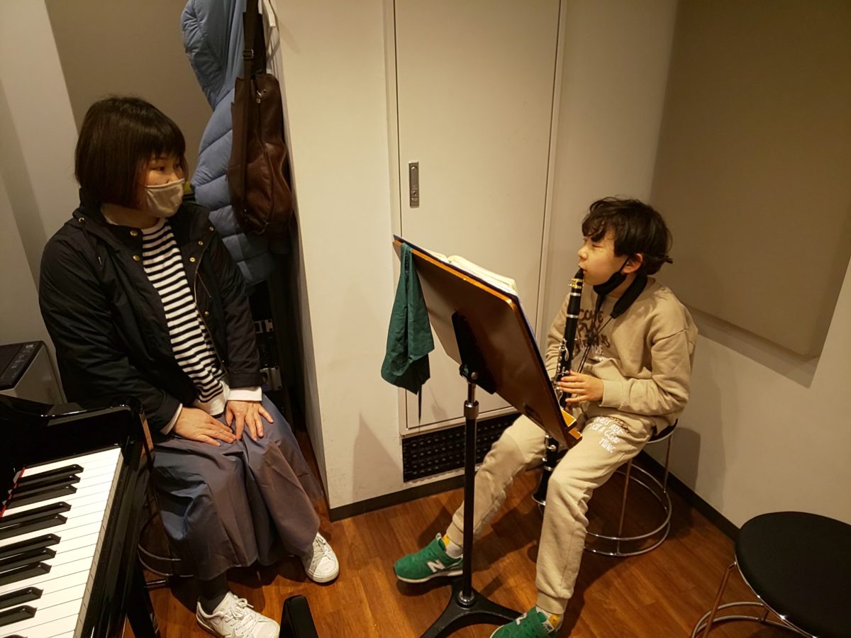レッスン中にお母様と話をする生徒