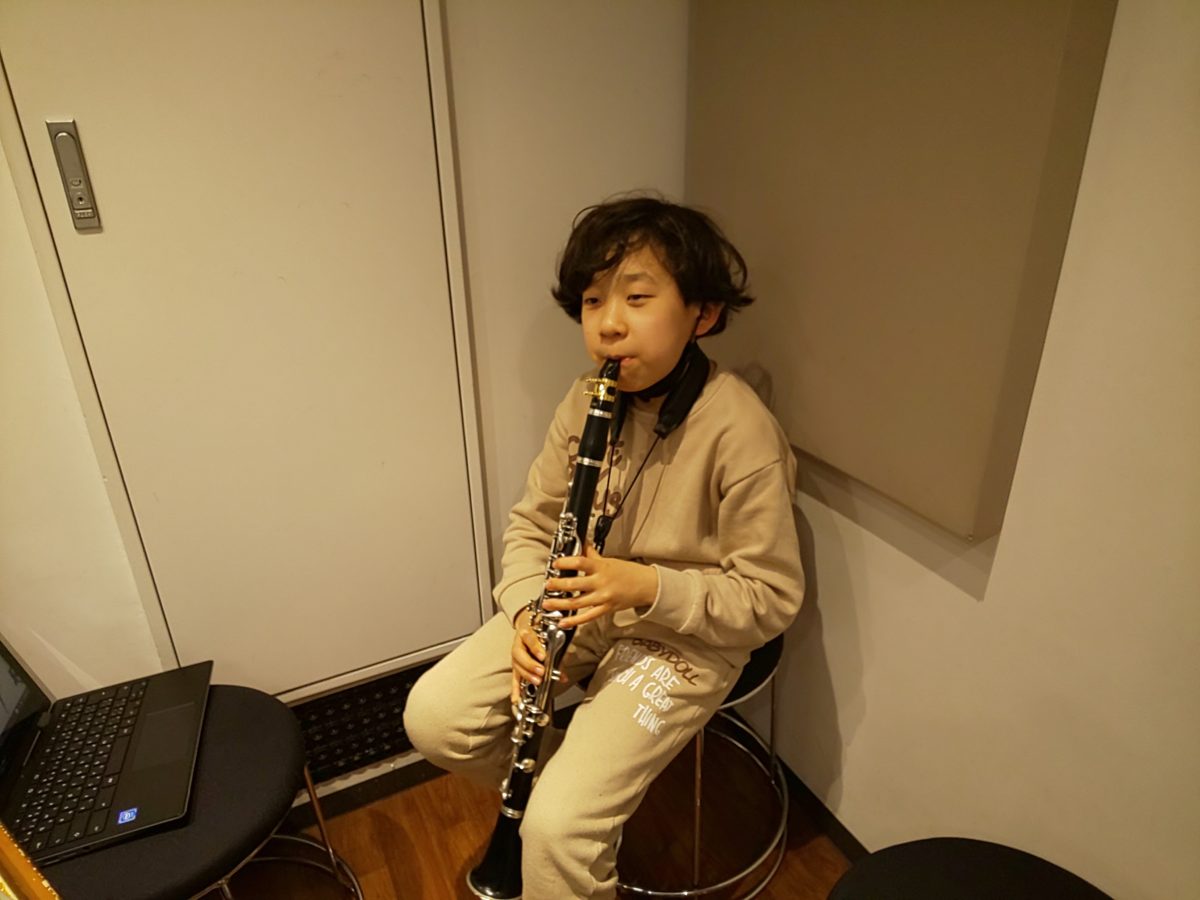 演奏会に向けて頑張って演奏する生徒