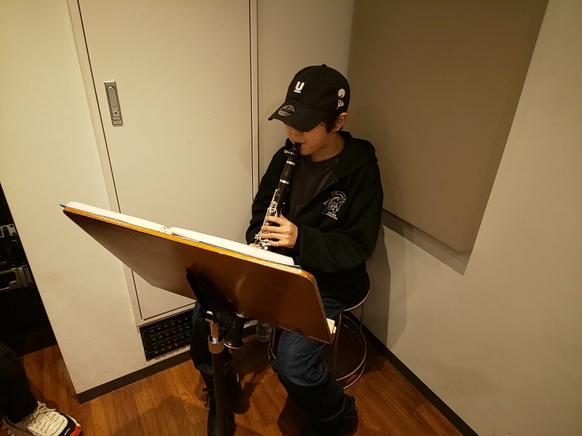 演奏会で吹く曲を真剣に練習する生徒