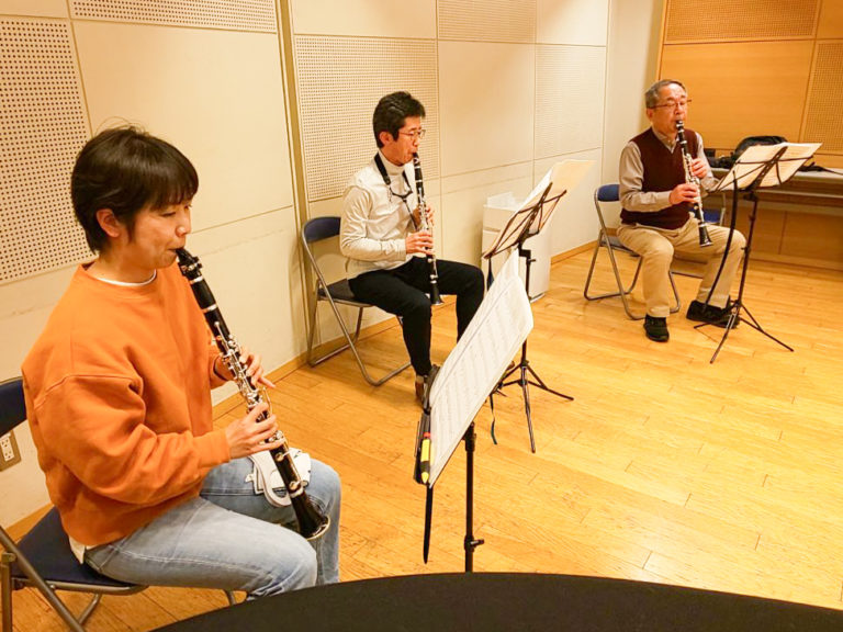 楽譜通りの演奏をするべく頑張る初級者アンサンブルメンバー