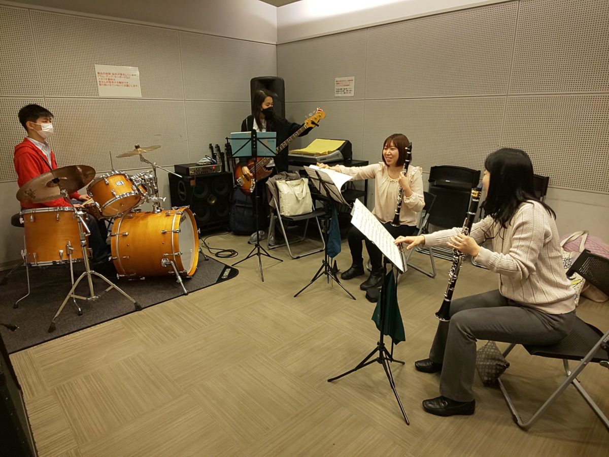 曲をどう演奏するか相談するバンドアンサンブルメンバー