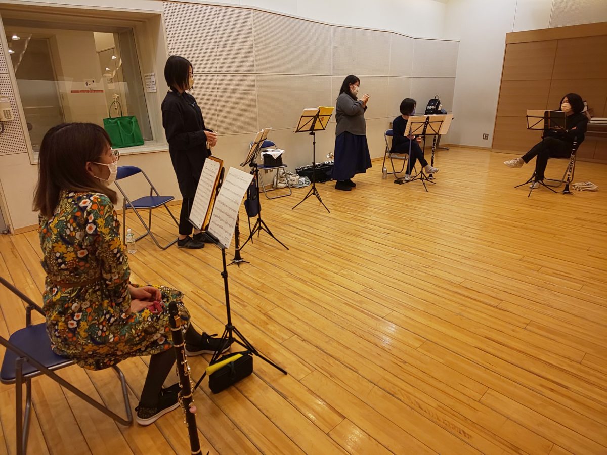 とある演奏会に一緒に行こう!と盛り上がる上級者アンサンブルメンバー