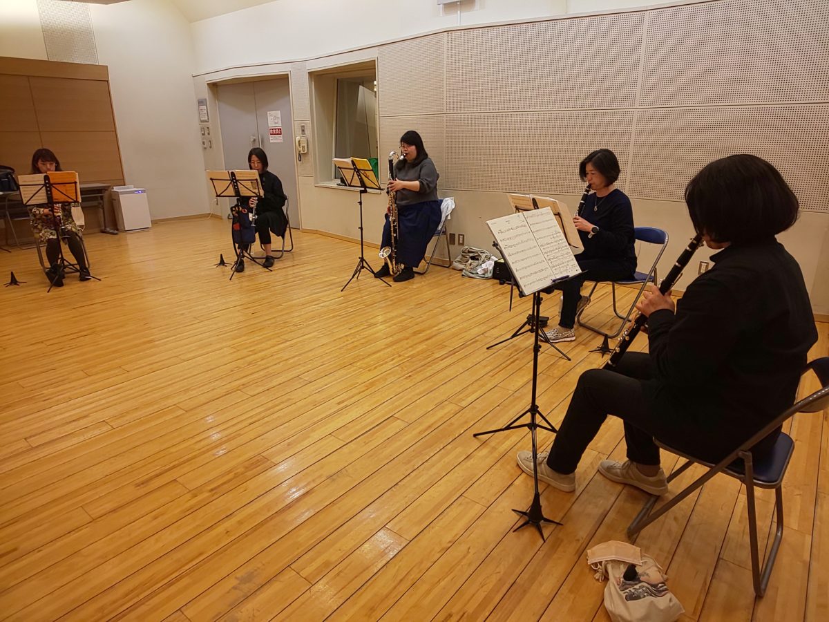いつもと違うジャンルの曲に挑戦する上級者アンサンブルメンバー