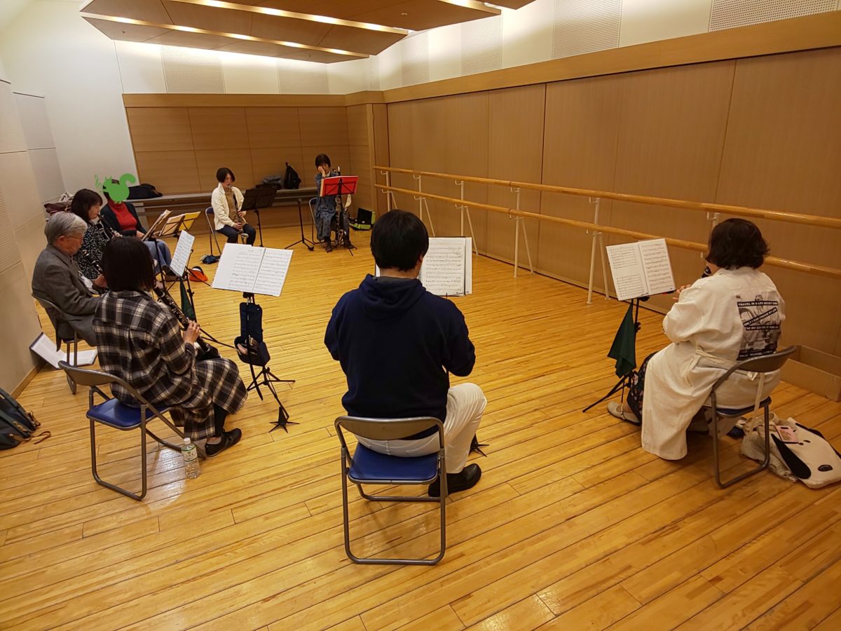 演奏のレベルアップのために個人練習をする中級者アンサンブルメンバー