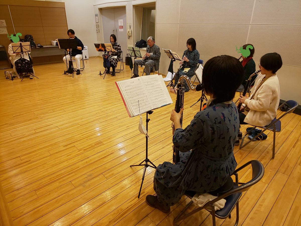 集中して合わせに取り組む中級者アンサンブルメンバー