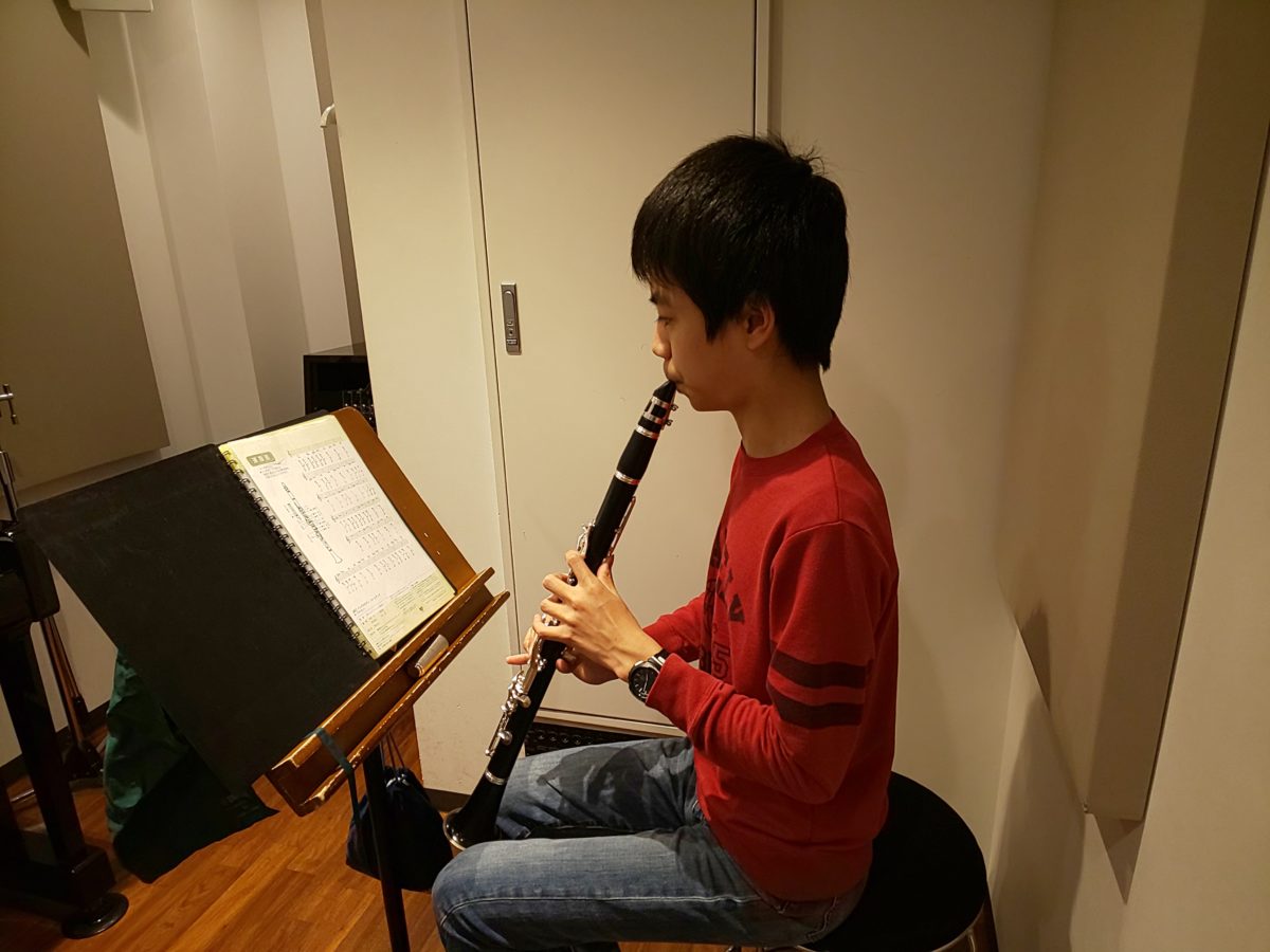 一つ一つの音を丁寧に伸ばす生徒