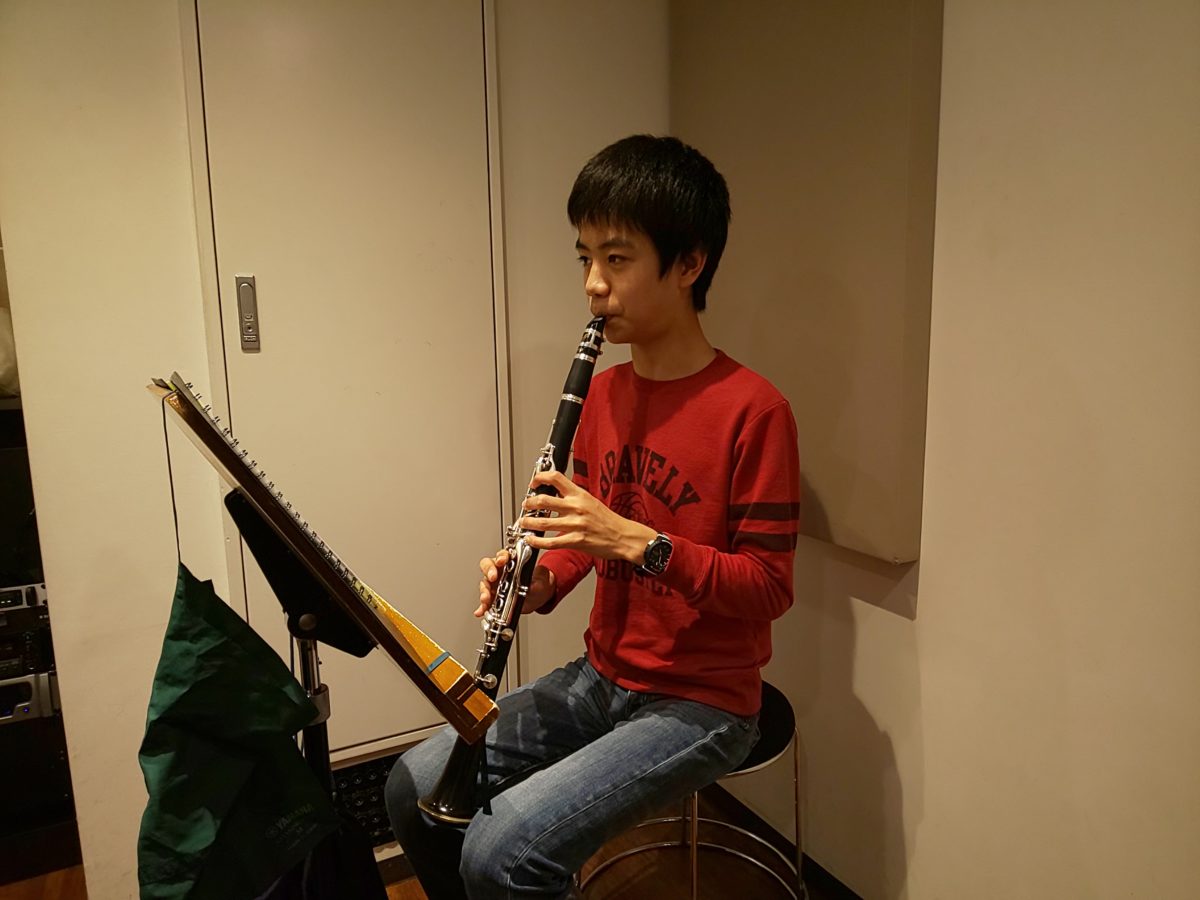 自分の音に集中しながらロングトーンする生徒