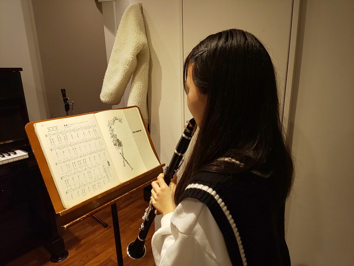 高音のロングトーンに取り組む生徒