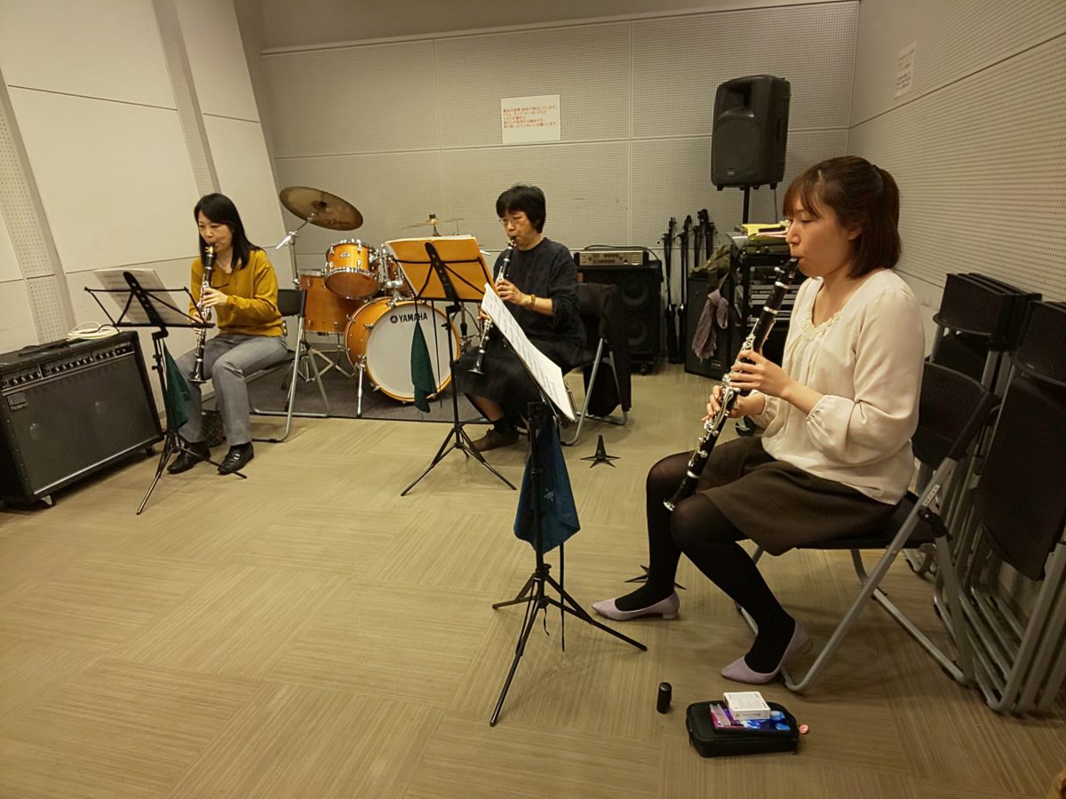 お互いの音がよく聞こえる中アンサンブルを楽しむバンドアンサンブルメンバー