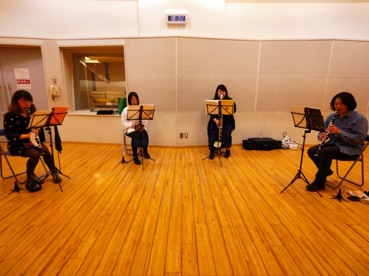 集中して曲を通す上級者アンサンブルメンバー