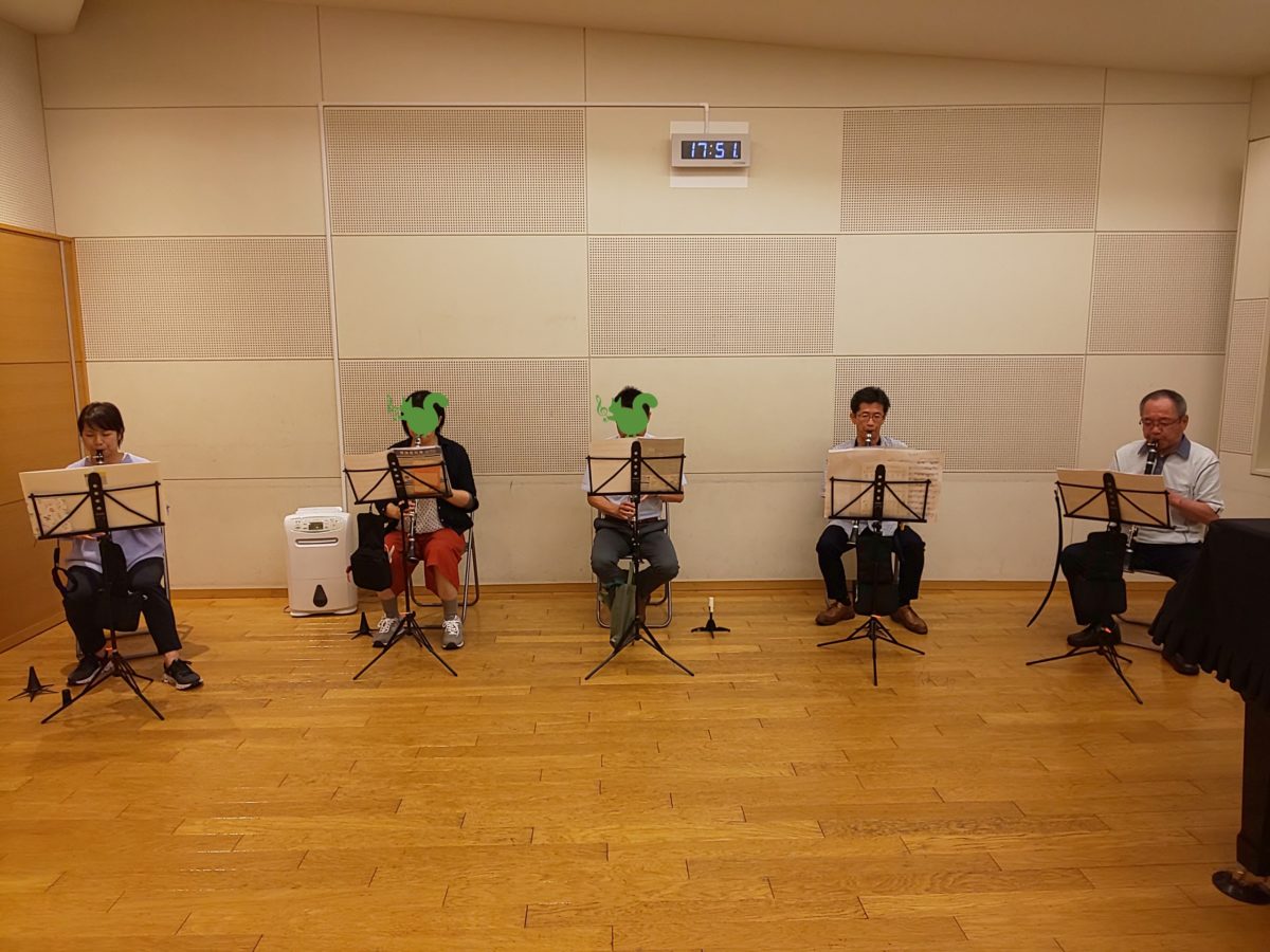 集中して通し演奏を録音する初級者アンサンブルメンバー