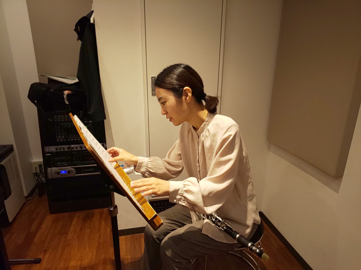 真剣に楽譜を見る生徒