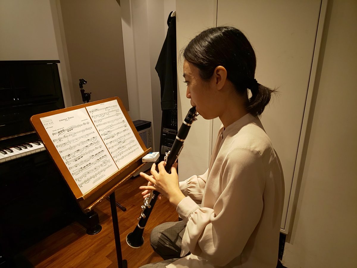 吹奏楽曲を練習する生徒