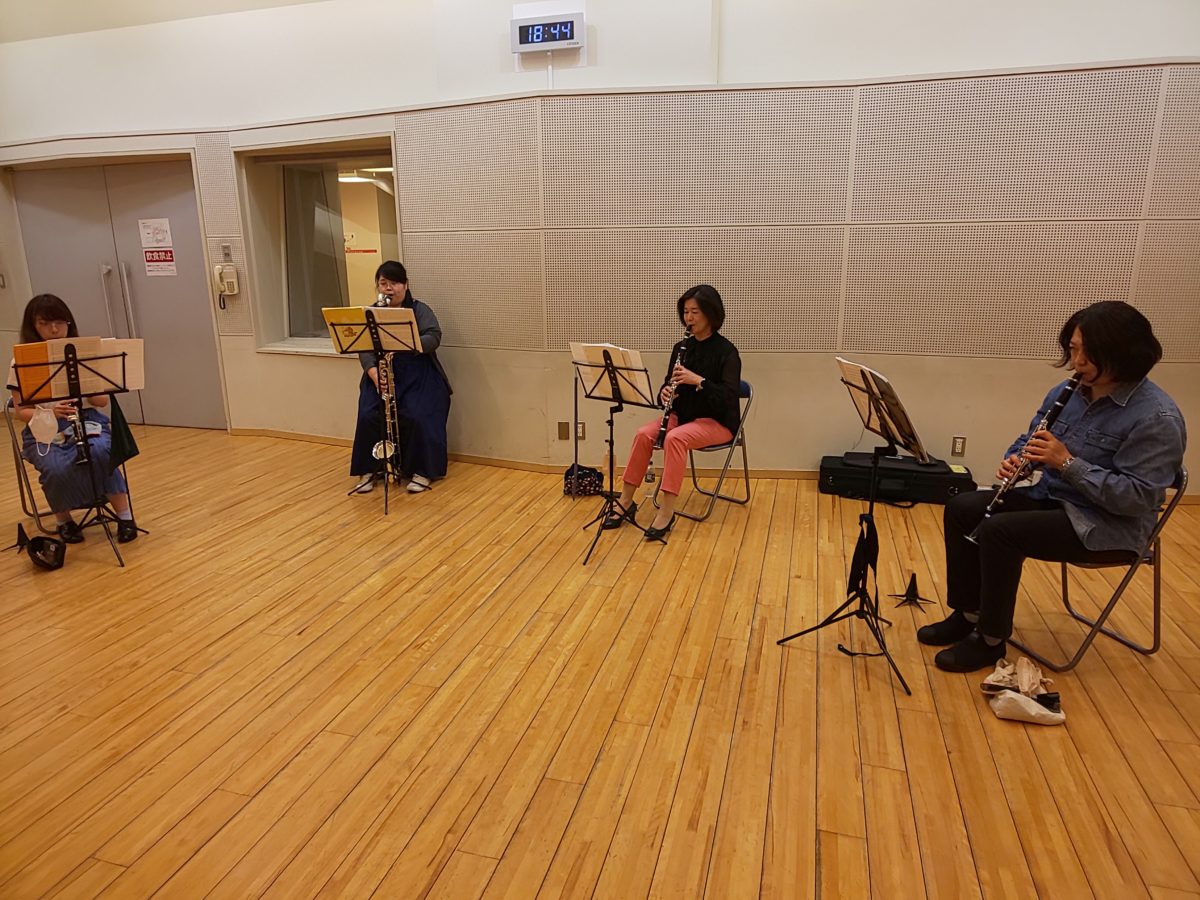 通し演奏をする上級者アンサンブルメンバー