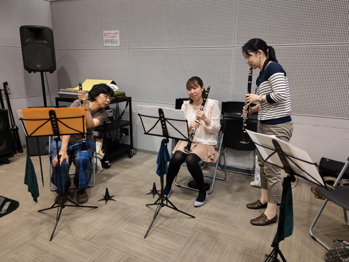 曲の細かい確認をするバンドアンサンブルメンバー
