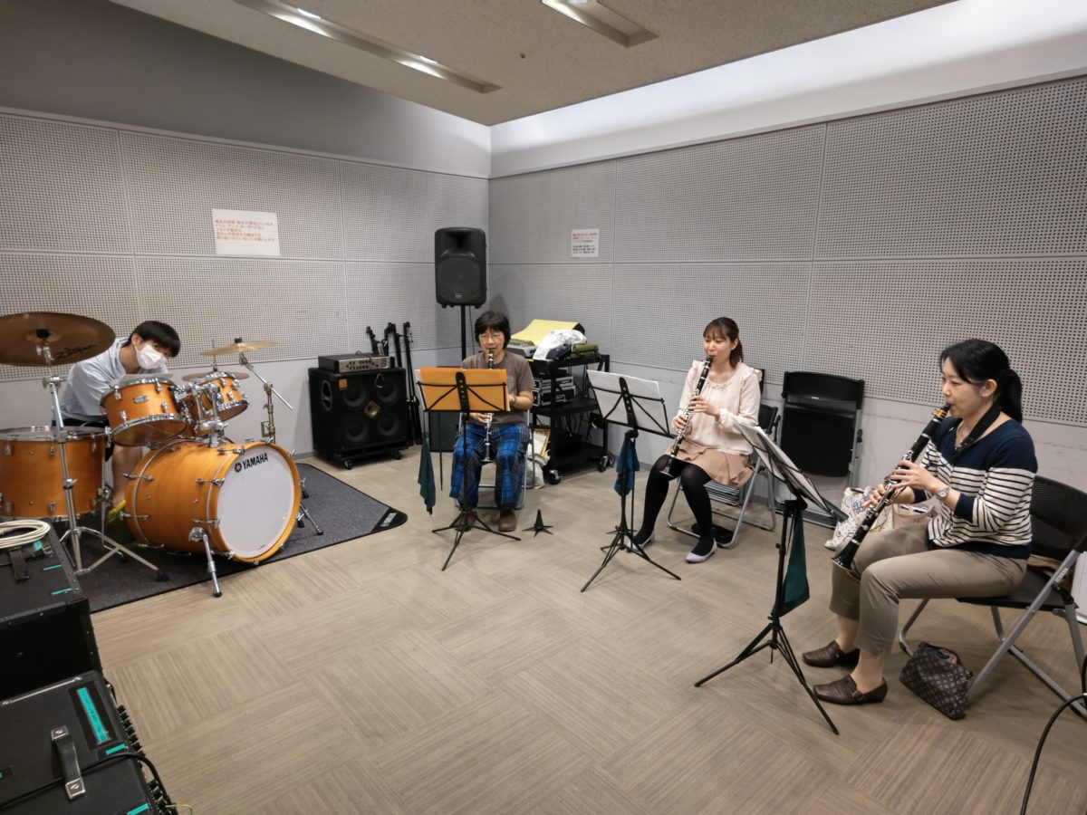 楽しく演奏するバンドアンサンブルメンバー